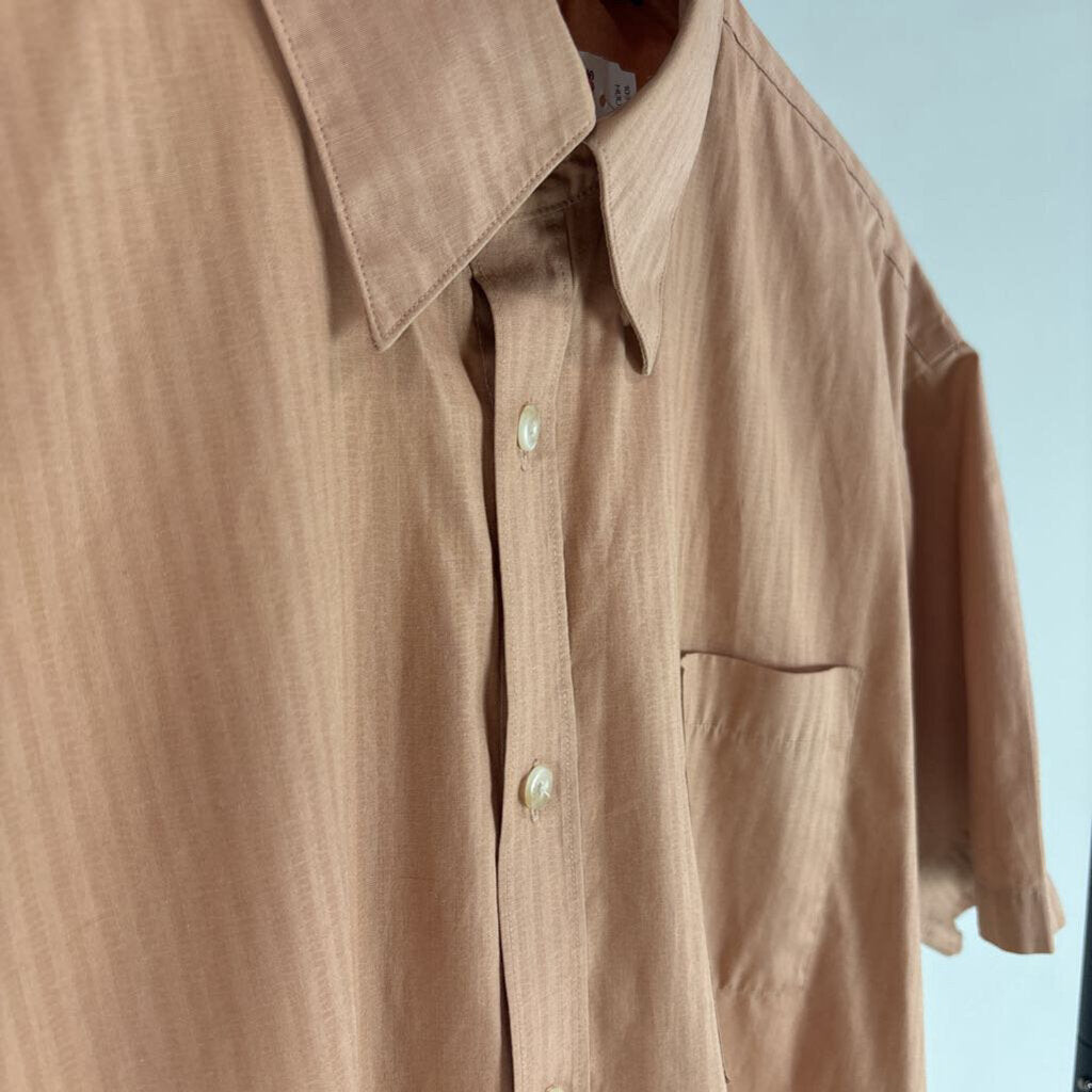 Short Sleeve Button Up (L)