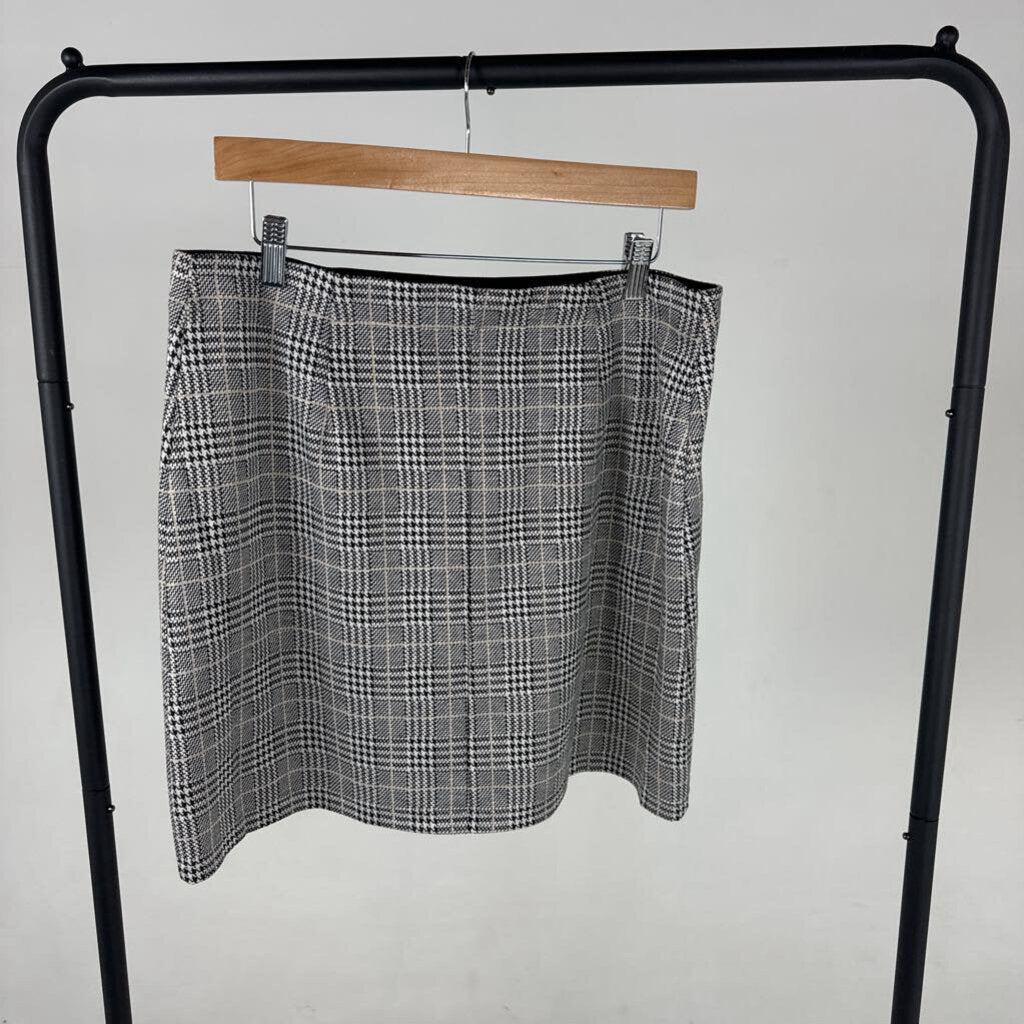 NWT Plaid Skirt (XL)